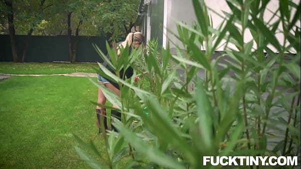 Play MP4 - The Tiny Gardener Mona Blue