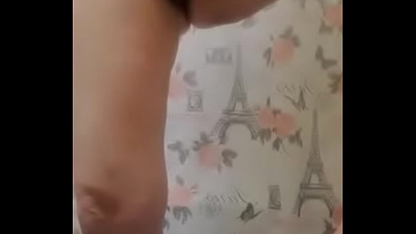 Ba&ntildeándose me ense&ntildea culo y panocha y su marido ni en cuenta