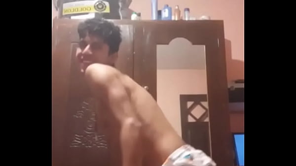 Sobrino cachondo manda video sexual a su t&iacuteo en busca de un gran pollon