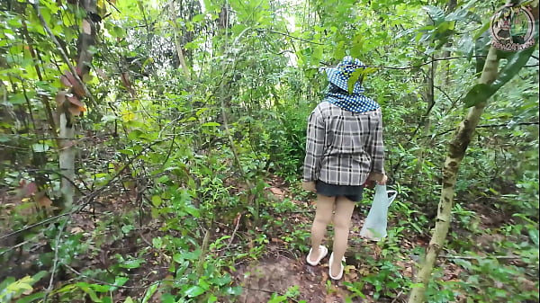 Nonton สาวไทยเดินโม้เก็บเห็ดอยู่ดีดีปวดฉี่ในป่า เสียงไทย 4k thumbnail