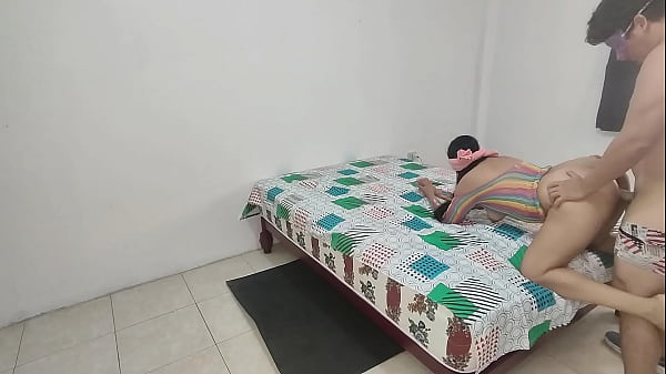 Halloween De Tr&iacute;o, Mujer Vendada Los Ojos, Es Follada En Cuatro Por Su Esposo Cornudo Y Amigo. thumbnail