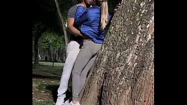 Olha o macho me fudendo no seu carro seu corno Personal com pau grande fode a casadinha mais safada do brasil na frente do marido corno apos um treino safado no parque