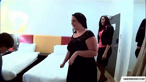 Nonton Sarah Jane And Leia Organa Sharing Cock thumbnail