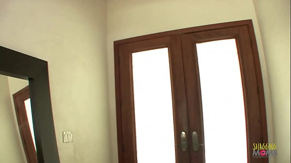 Play MP4 - Her Airbnb host gives this milf a discount if she sucks his big cock