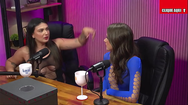 LOIRA GOSTOSA SE MASTURBANDO NA FRENTE DAS AMIGAS 