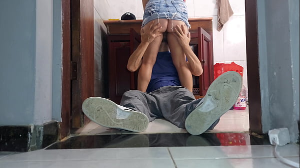 MULHER DE CORNO recebe vizinho encanador de saia sem calcinha 