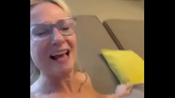 Coroa Gostosa Se Diverte Com O Enteado Na Cama