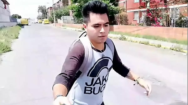 Joven Tretcho Se Viene Bastante Al Masturbarse Viendo Una Revista Porno thumbnail