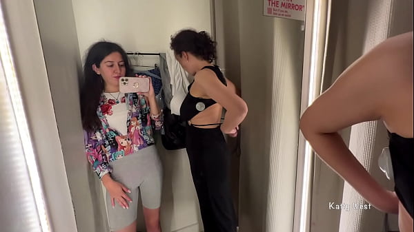 Play MP4 - Two horny bitches in the public locker room