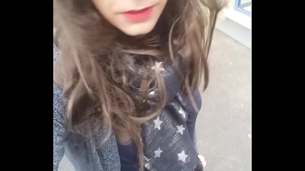 Jeune Travesti Marche Dehors Le Jour thumbnail