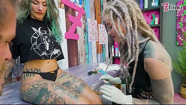 Nonton Tattoo Apprentice Distracted From Work By Customer Sucking Cock While Getting Tattooed thumbnail