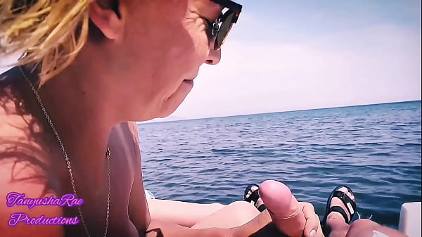 Nonton Blonde Sucked The Boat Captain. thumbnail