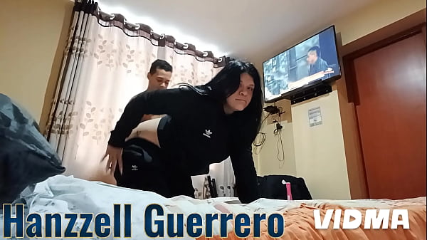 Mi primo me grava escondida mientras me mete su poya