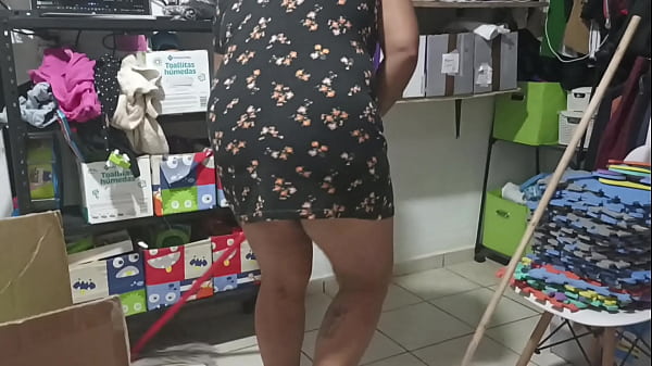 Mama Haciendo Limpieza En El Cuarto Y Se Le Ve La Tanga thumbnail
