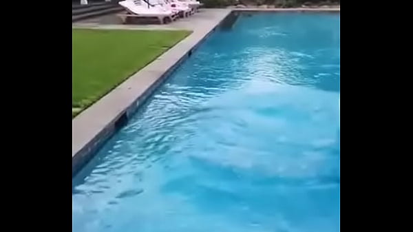 Chica En La Piscina thumbnail