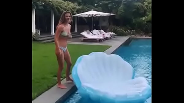 Nonton Chica En La Piscina thumbnail