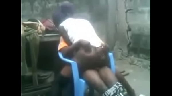 Nonton Miss Kira Se Fait Coincer Dans Une Chaise Bizarre Pour De La Baise thumbnail