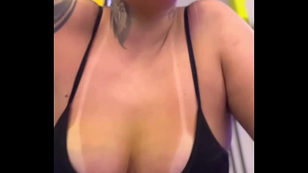 Na Academia Do Pr&eacute;dio Q Eu Moro Os Moradores Passando E Olhando Minha Buceta Molhada E Os Bicos Dos Meios Peitos Durinhos ! thumbnail