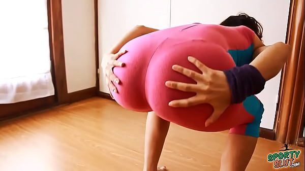 Nonton Big Booty Teen Doing Hot Yoga In Tight Bodysuit! Cameltoe! thumbnail