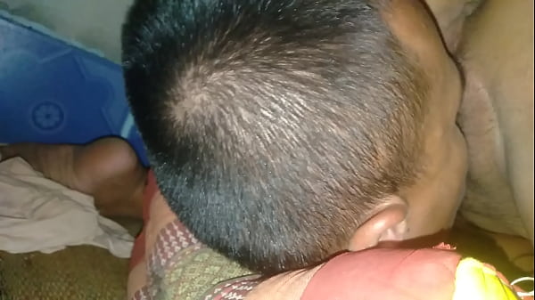 เอาควยให้เธออมแล้วจับแหกหีเลียแตดก่อนเอาควยยัดรูแตดจนน้ำแตกเยอะมาก thumbnail