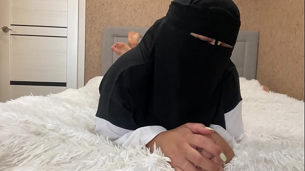 Nonton Khalifa's Girlfriend In Hijab Masturbates To Orgasm thumbnail