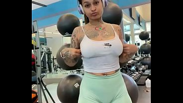 Nonton Sexy Lightskin Wants Attention thumbnail