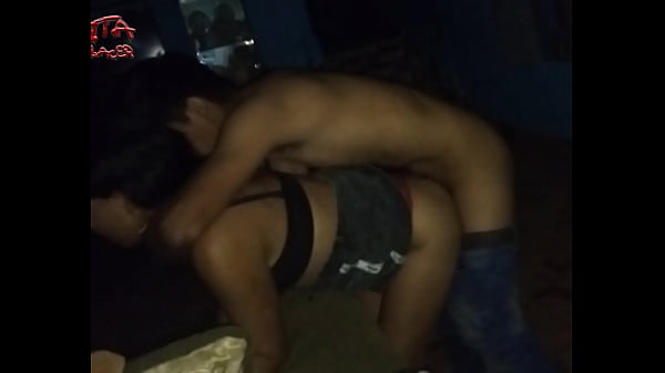 A De Noche Terminan Cogiendo En La Sala thumbnail