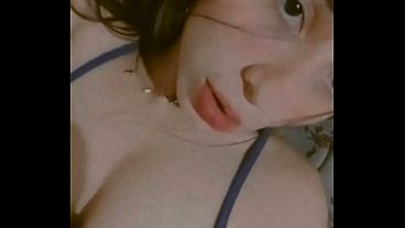 Mi novia deja ver sus deliciosos pezones que son c&oacute;mo dos ricas frutas para devorar
