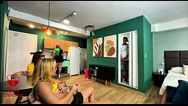 Minhas amigas gringas fizeram um boquete nele e deixaram o meu namorado foder o c&uacute_ delas pelas minhas costas video thumbnail