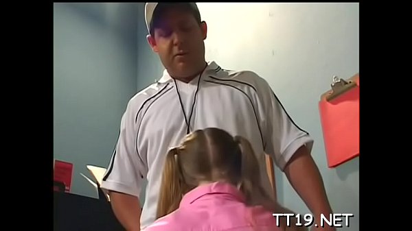 Hot teen shows off her round butt and gets fucked doggystyle 