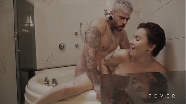 Morena Gostosa Da Bunda Grande Fudendo Na Banheira thumbnail