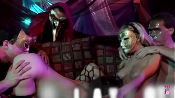 Nonton Gorgeous And Curvaceous Brunette And Blonde Go All In For A Juicy Orgy thumbnail