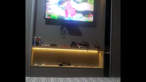 Moreninha puta rebolando a raba gigante 