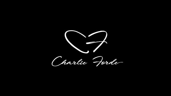 Nonton Interview: The Holidays Featuring Charlie Forde, Nick Strokes thumbnail