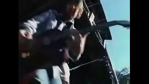 Couple baise sur sc&egrave;ne pendant concert 