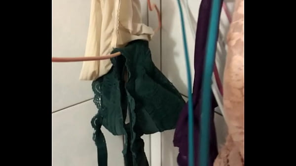 女友美容師很騷 內褲故意曬在浴室,都給客人欣賞打手槍