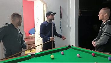 O padrasto do meu amigo chegou em casa antes do hor&aacute_rio esperado...  Fomos pegos no flagra! Assiste at&eacute_ o final e v&ecirc_ o que aconteceu.