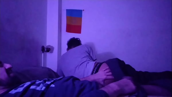 Play MP4 - Primera Mamada de buenos d&iacute;as a macho peludo y cargado&period;