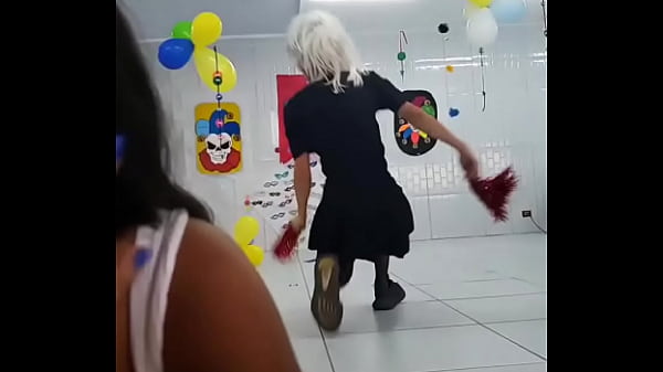 novinho botando pra foder no palco louco,mongo trans e-girl gostoso cueca branca janela frigobar banana verde