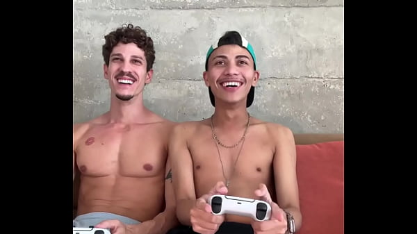 NOVINHO PERDEU NO GAME E TEVE DE SENTAR NO PAUZ&AtildeO DE 25CM