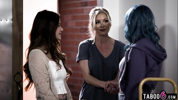 Nonton Female Landlord Milf Had Here Eye On Her New Curvy Teen Tenant And Waited For The Right Moment thumbnail