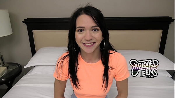 Sexy Brunette Girl Slobbers On A Fat Dick thumbnail