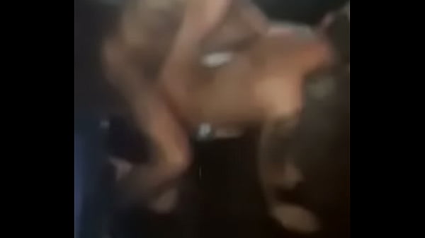 Sexo gay na balada ao vivo