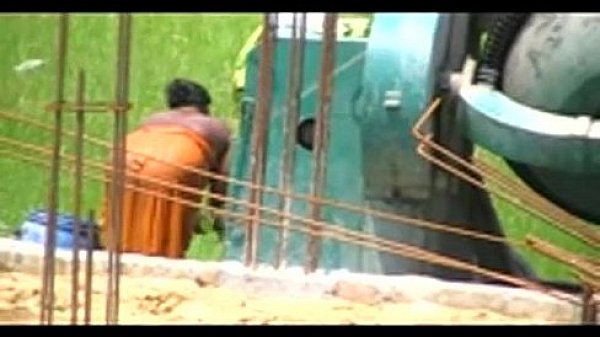 Nonton Working Women Bathing thumbnail