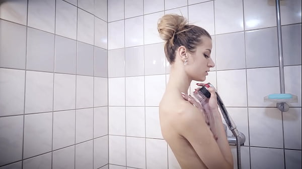 Nonton Take A Shower Dina thumbnail