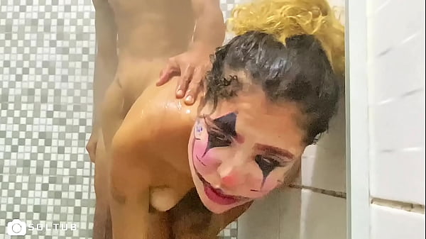 ELA EQUILIBRA NA VARA E VEM DESCABELHAR O PALHA&Ccedil;O-PALHA&Ccedil;ADA NO BANHEIRO 