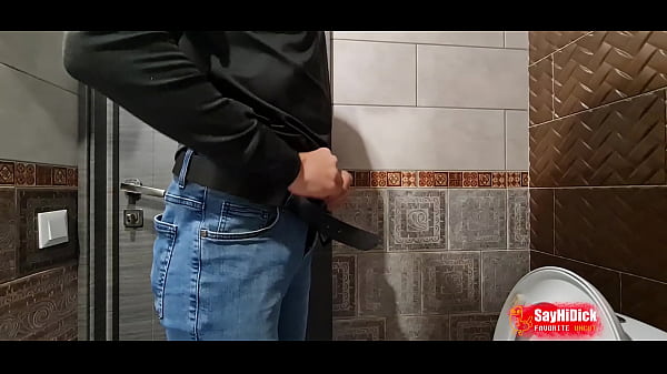 Chico meando en el ba&ntilde;o - semana de meadas 