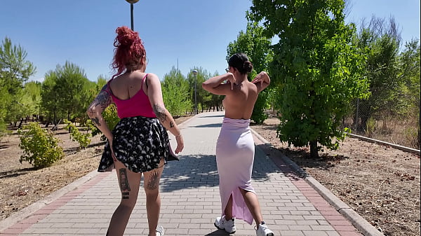 Rebeca Y Cris Flashing En Publico thumbnail