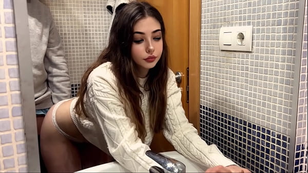Hijastra Es Follada Por Un Viejo Gordo En Su Ba&ntilde;o thumbnail