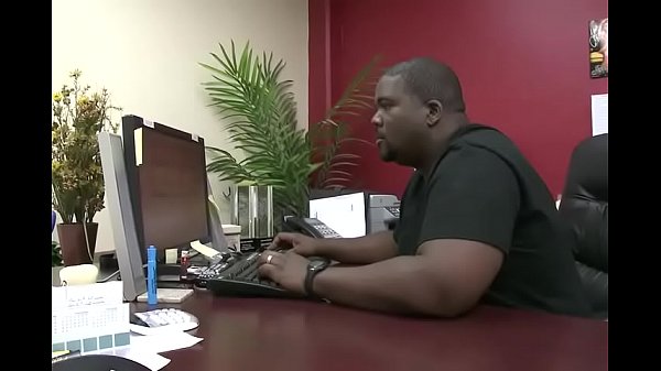 La nuova segretaria bianca viene scopata dal suo capo nero e ciccione 